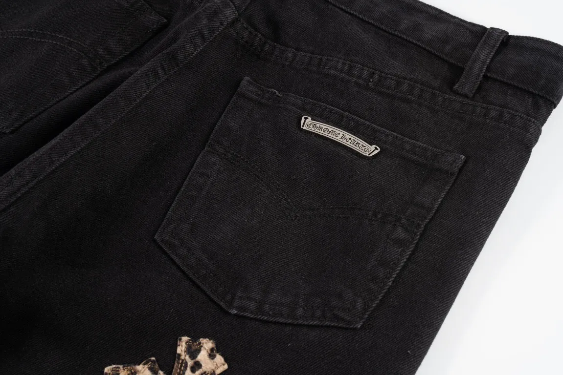 P240 Top version (Leopard print green leather) Top version Chrome Hearts jeans with leather blue denim. It is known that chromehearts jeans will use vintage Levis jeans as the base plate for creation. They usually add their own unique silver buckles and silver ornaments, plus leather embellishments. This is what doubles the value of these vintage jeans, because the base plate is Vintage jeans, the jeans themselves have been very soft and comfortable after years of baptism, which can be distinguished from ordinary jeans. Regarding the size, you should also refer to the pants data. Style number: 1603# Color: leopard print green leather Size: 28 30 32 34 28 Waist 86 Hips 100 Pants length 102 30 Waist 90 Hips 104 Pants length 104 32 Waist 94 Hips 108, pants length 106 34, waist 98, hips 112, pants length 110